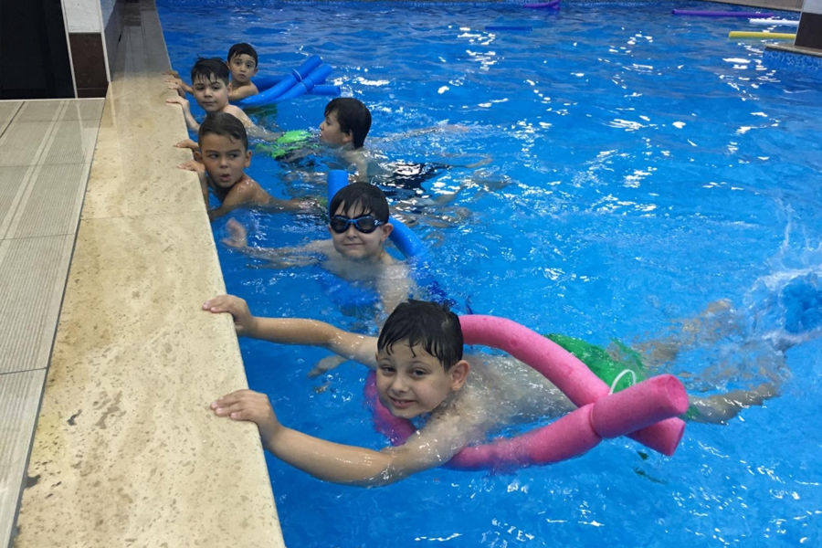 Летняя мастерская Çözüm Koleji Обучение плаванию